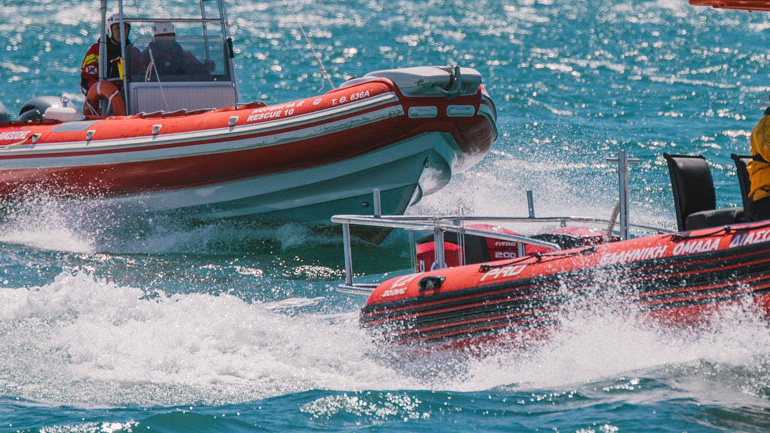 Παροχή βοήθειας από σκάφη της Ελληνικής Ομάδας Διάσωσης σε ακυβέρνητη λέμβο