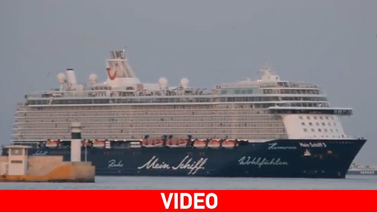 Παρθενική άφιξη του «Mein Schiff 5» στο λιμάνι του Πειραιά
