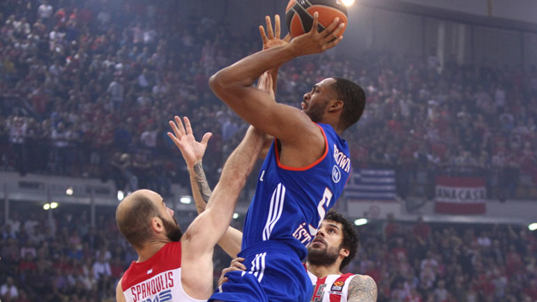 O Bασίλης Σπανούλης σε θέση άμυνας