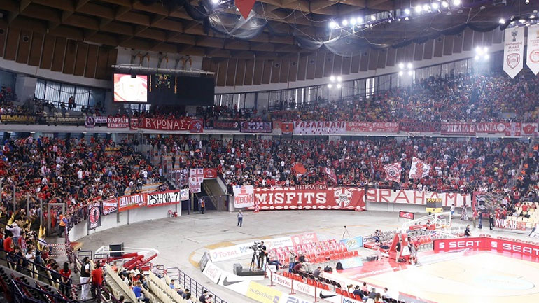 Από νωρίς οι φίλοι των Πειραιωτών έχουν γεμίσει το Στάδιο Ειρήνης και Φιλίας