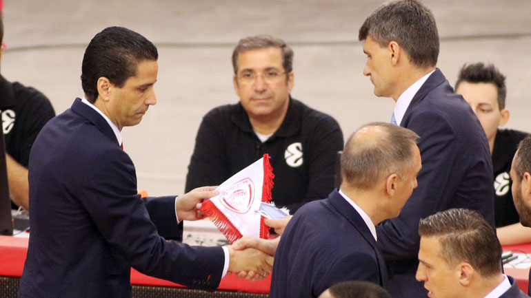 Oι δύο προπονητές ανταλάσσουν λάβαρα