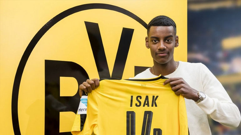 O Iσάκ ποζάρει με τη φανέλα της Ντόρτμουντ