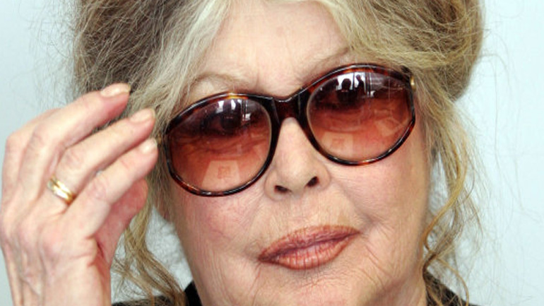 Η Μπριζίτ Μπαρντό καλεί τους φιλόζωους να μην ψηφίσουν τον Μακρόν