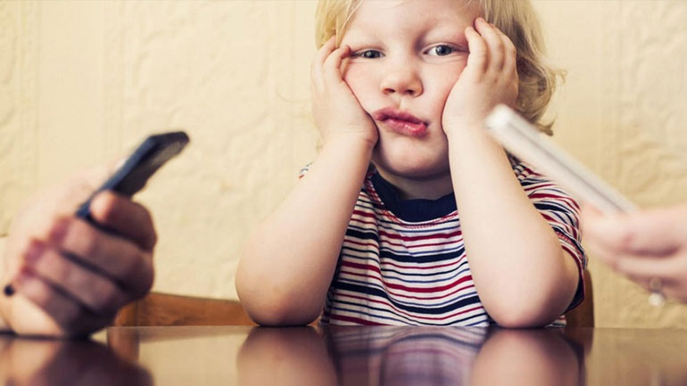 Η χρήση κινητών τηλεφώνων από τους γονείς βλάπτει σοβαρά την οικογενειακή ζωή
