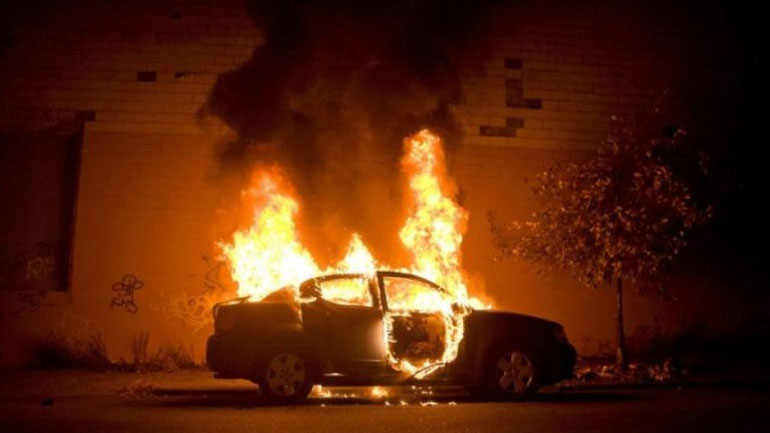 Εμπρησμός αυτοκινήτων σε πυλωτή πολυκατοικίας στην Καλαμαριά Θεσσαλονίκης