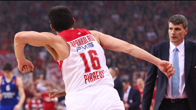 O Παπανικολάου πανηγυρίζει έξαλλα καλάθι που πέτυχε