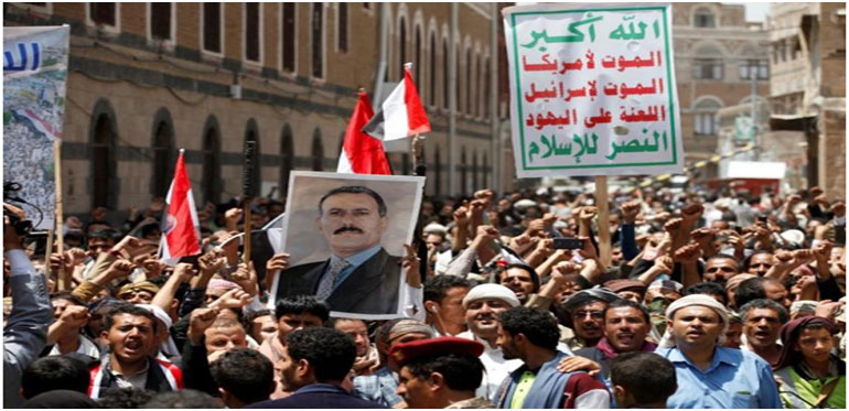 Διαδηλωτές με το πορτρέτο του πρώην προέδρου αλ Σαλέχ διαδηλώνουν μπροστά στο Κοινοβούλιο της Σαναά