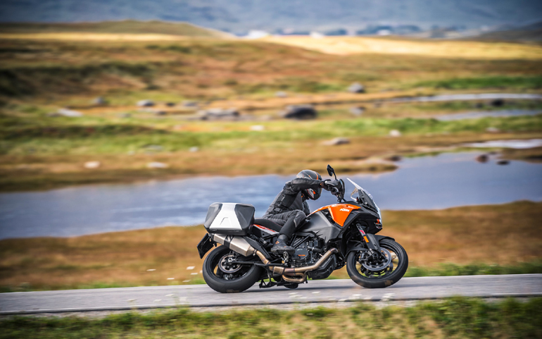 Οι κλίσεις που παίρνει στην άσφαλτο είναι απίστευτες