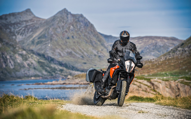 Στο χώμα βγάζεις το ABS στον πίσω τροχό και ορμάς!