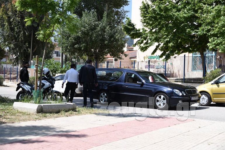 Λίγο μετά τις 11.00 το πρωί, στο σημείο της δολοφονίας έφτασε μία νεκροφόρα αλλά και συγγενείς του θύματος  