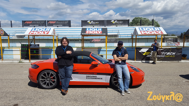 Η Porsche 918 Boxster (στην φωτογραφία με τον Πάρι Ποντίκα)