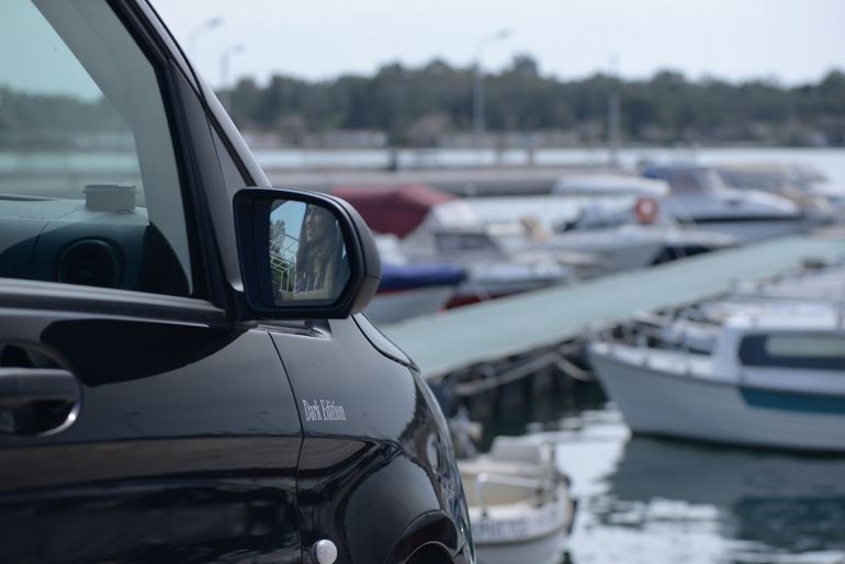 Το λογότυπο Dark Edition στα πλαινά του αυτοκινητου...