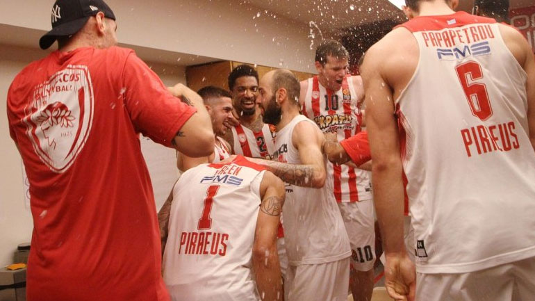 Ξέφρενα τα πανηγύρια στα αποδυτήρια του Ολυμπιακού