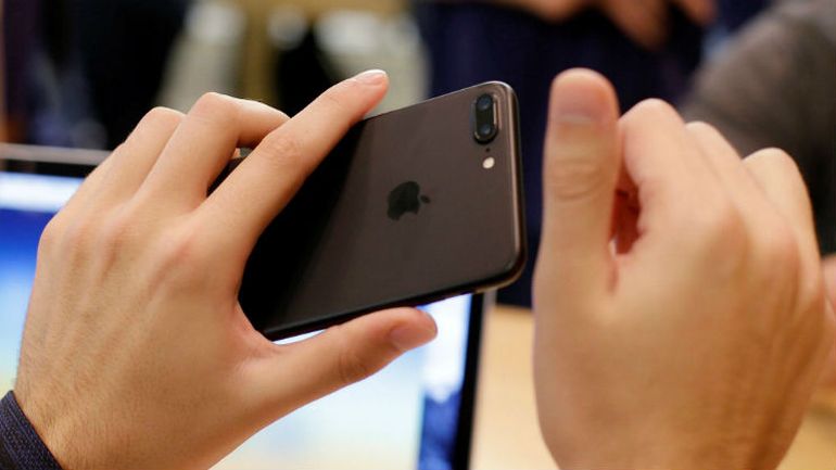 Η Apple ανακοίνωσε μείωση στις πωλήσεις iPhone το πρώτο τρίμηνο