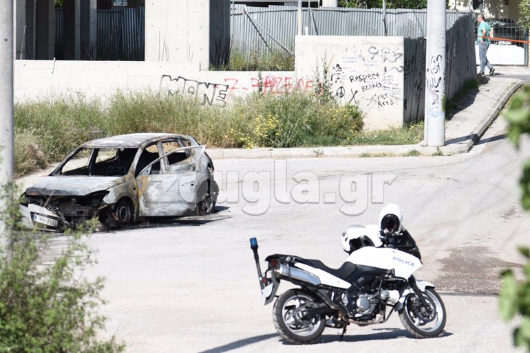 Το καμένο όχημα που χρησιμοποίησαν οι δράστες
