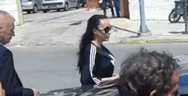 Η Βίκη Σταμάτη βγαίνει από τις φυλακές Κορυδαλλού μετά την επίσκεψή της στον σύζυγο της