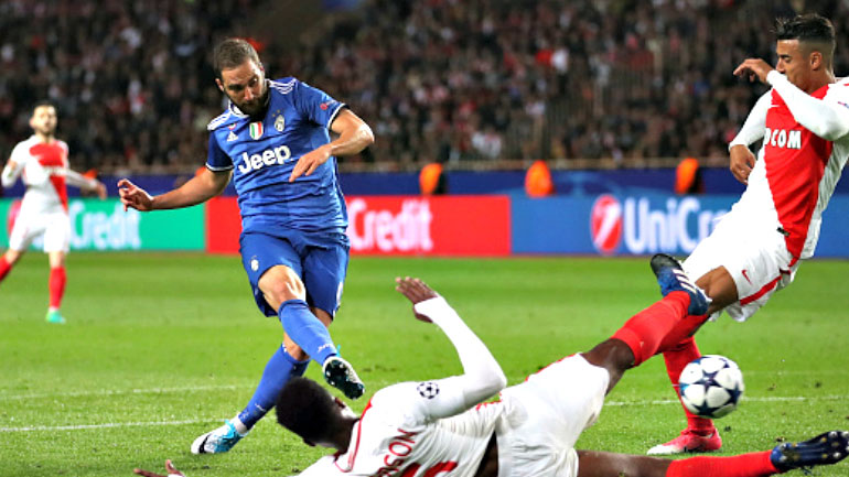 Ο Ιγκουαΐν τη στιγμή που πλασάρει και ανοίγει το σκορ