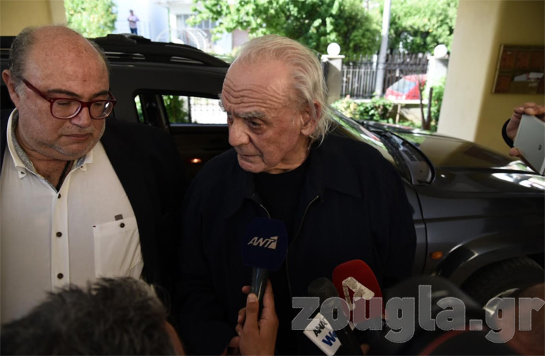 Ο Άκης Τσοχατζόπουλος κάνει δηλώσεις έξω από το σπίτι του στο Χαλάνδρι
