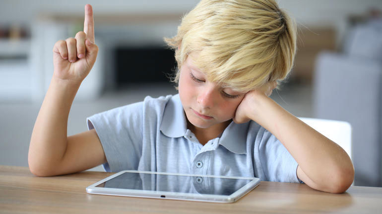 Τα παιδάκια που παίζουν με κινητά και tablet αρχίζουν να μιλάνε με καθυστέρηση
