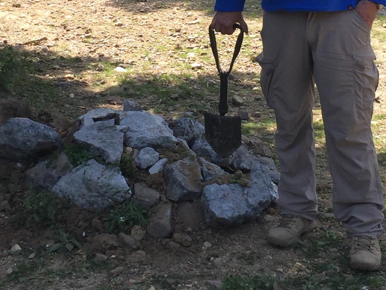 Ο δικηγόρος Γιώργος Μαρής έθαψε τον σκύλο του. Ο ίδιος, σε συνεργασία με τις Αρχές, έχει προβεί ήδη σε ενέργειες εντοπισμού των υπεύθυνων για αυτή την ασυνείδητη και δολοφονική ενέργεια