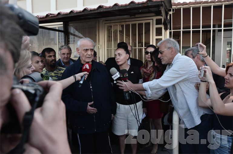 Ο Άκης Τσοχατσόπουλος κάνει δηλώσεις μετά την αποφυλάκισή του