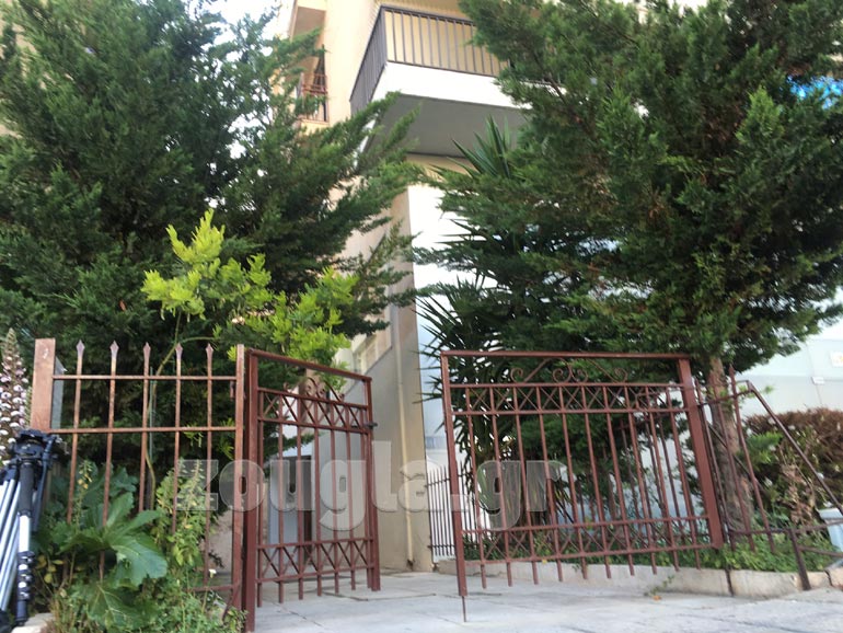 Η είσοδος της πολυκατοικίας