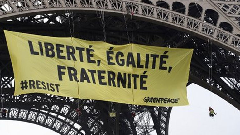 Πανό κατά της Λεπέν στον Πύργο του Άιφελ