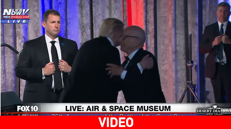 Η «προεδρική» αγκαλιά στον μεγιστάνα των media