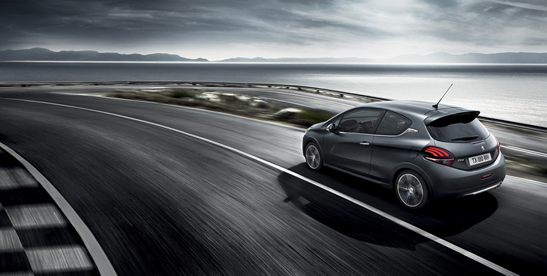 Το 208 είναι διαθέσιμο τόσο σε απλές εκδόσεις όσο και σε εκδόσεις GTi (όπως στην φωτό)