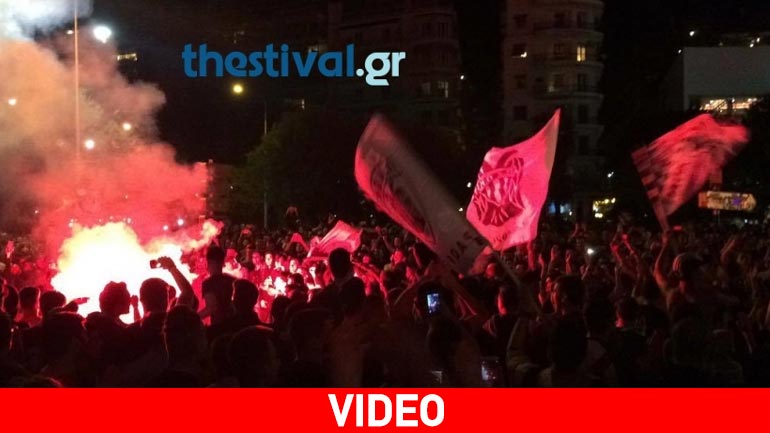 Πανηγυρισμοί από οπαδούς του ΠΑΟΚ στον Λευκό Πύργο