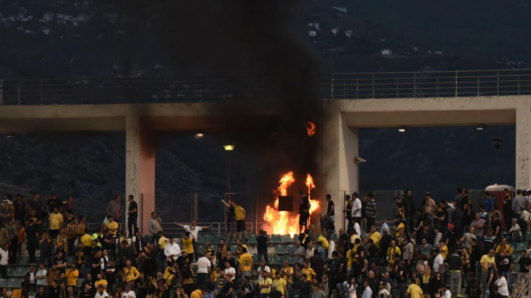 Oπαδοί της ΑΕΚ άναψαν φωτιά στις εξέδρες όχι φυσικά για να… ζεσταθούν