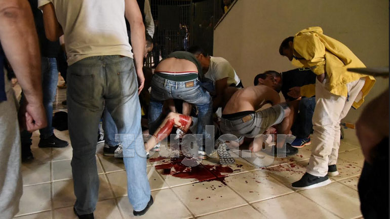 Οπαδός της ΑΕΚ μέσα σε μια λίμνη αίματος μετά τα σοβαρά επεισόδια στο Πανθεσσαλικό