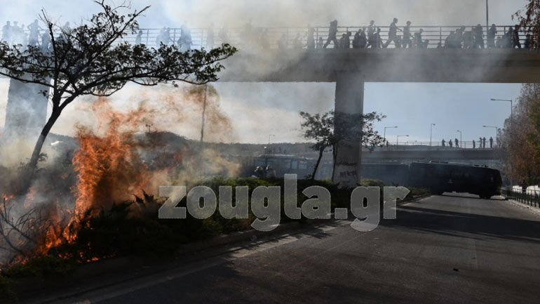 Φωτιά από τις βόμβες μολότοφ που πετάχτηκαν