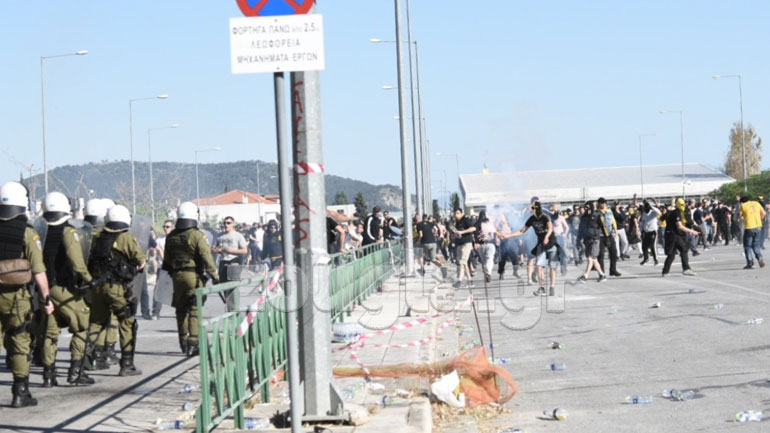 Πολεμικό τοπίο θύμισε για κάποια λεπτά ο εξωτερικός χώρος του Πανθεσσαλικού 