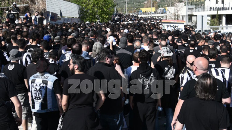 Oι οπαδοί του ΠΑΟΚ τη στιγμή που ετοιμάζονται να μπουν στο Στάδιο 