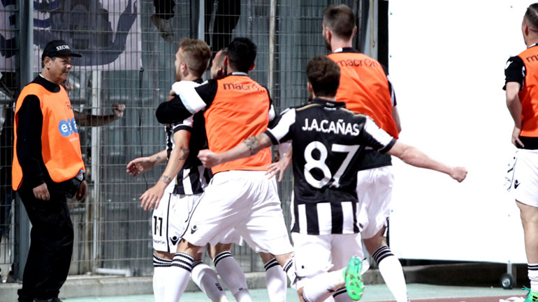 O Ενρίκε πανηγυρίζει το 2-1, σκορ που χάρισε το τρόπαιο στον ΠΑΟΚ