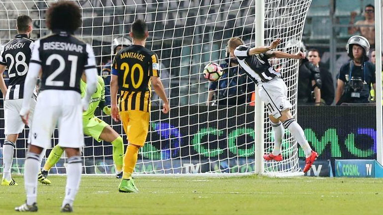 Τη στιγμή που ο Ενρίκε γράφει το 2-1 χάρη στο τέρμα που πέτυχε, όντας σε θέση οφσάιντ