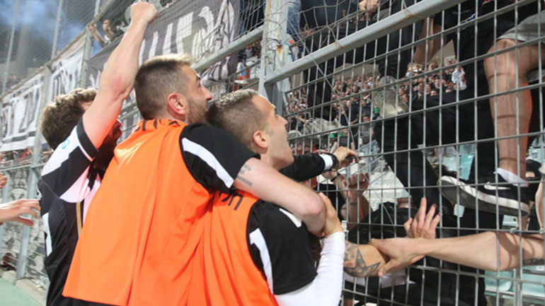 Με το σφύριγμα της λήξης οι παίκτες του ΠΑΟΚ έσπευσαν να πανηγυρίσουν με τους οπαδούς τους το τρόπαιο