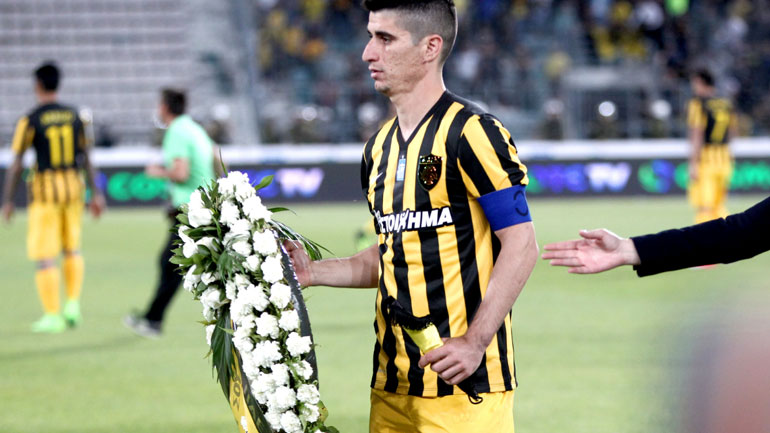 Ο Μάνταλος καταθέτει στεφάνι στη μνήμη του αδικοχαμένου οπαδού του ΠΑΟΚ από την Κύπρο