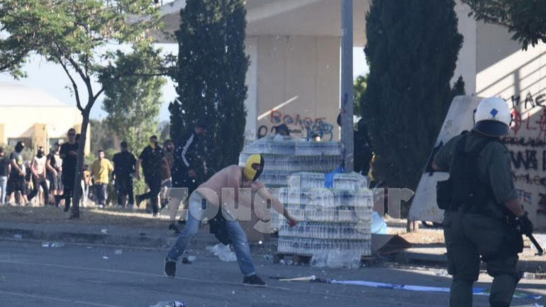 Ένας ανεγκέφαλος οπαδός της ΑΕΚ εν δράσει