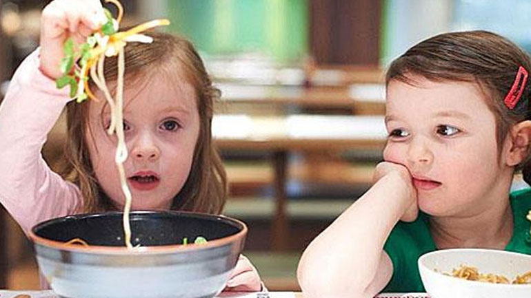 Πώς να κρατήσετε απασχολημένο το παιδί σε εστιατόριο