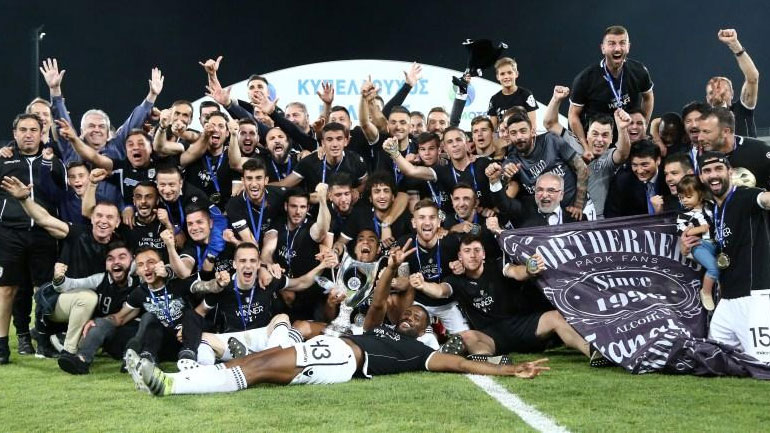 Η ομάδα του ΠΑΟΚ πανηγυρίζει την κατάκτηση του Κυπέλλου