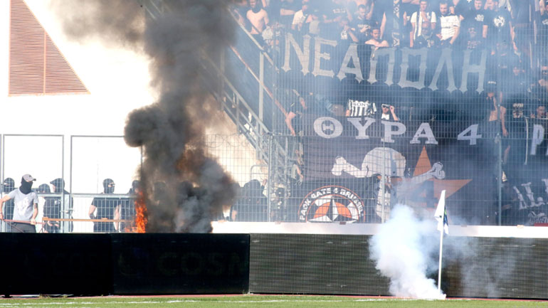 H φωτιά που άναψε εντός αγωνιστικού χώρου