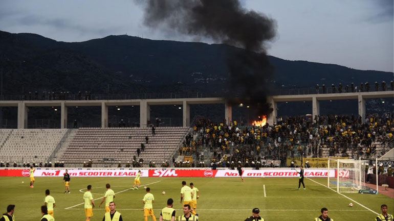 Οι διμοιρίες των ΜΑΤ σε απόσταση αναπνοής από την εξέδρα των οπαδών της ΑΕΚ