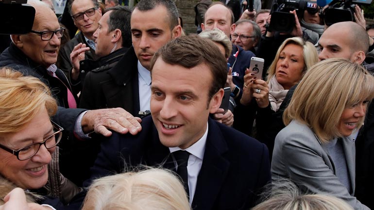 Ο Μακρόν στο πλευρό του Ολάντ στην αυριανή τελετή για το τέλος του Β΄ Παγκοσμίου Πολέμου