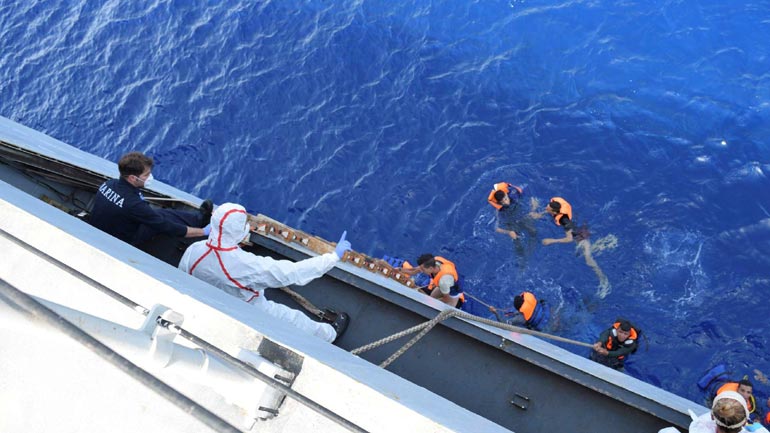 Περισσότεροι από 3000 μετανάστες και πρόσφυγες διασώθηκαν νότια της Σικελίας