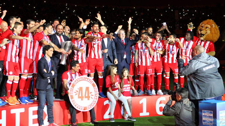 Λίγο πριν απονεμηθεί το τρόπαιο στους πρωταθλητές