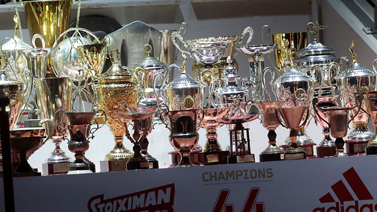 Η τροπαιοθήκη του Ολυμπιακού σε πρώτο πλάνο 