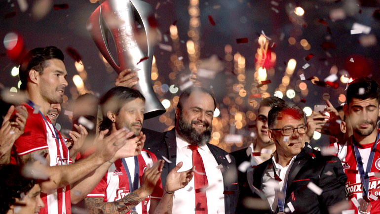 Ο Βαγγέλης Μαρινάκης σηκώνει το πρωτάθλημα