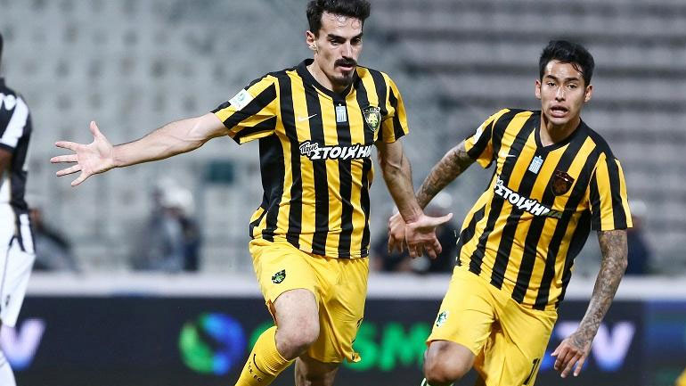 O Xριστοδουλόπουλος πανηγυρίζει το γκολ-δώρο του Γλύκου